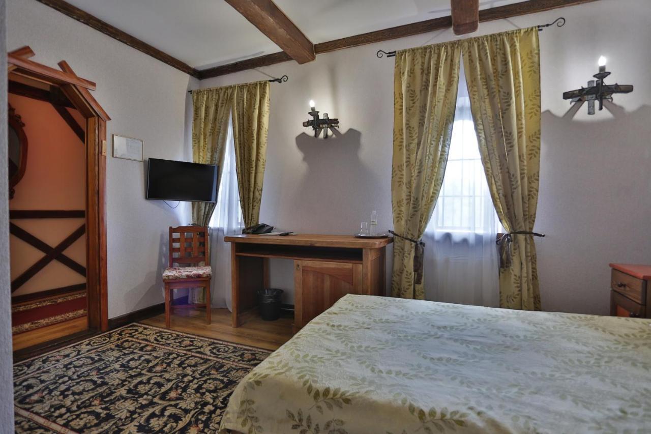 Hotel Fortetsya Hetmana Hatne Exteriér fotografie